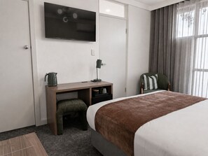 Phòng đôi, 1 giường cỡ queen, phòng tắm riêng | Bàn, bàn ủi/dụng cụ ủi quần áo, truy cập Internet không dây miễn phí 