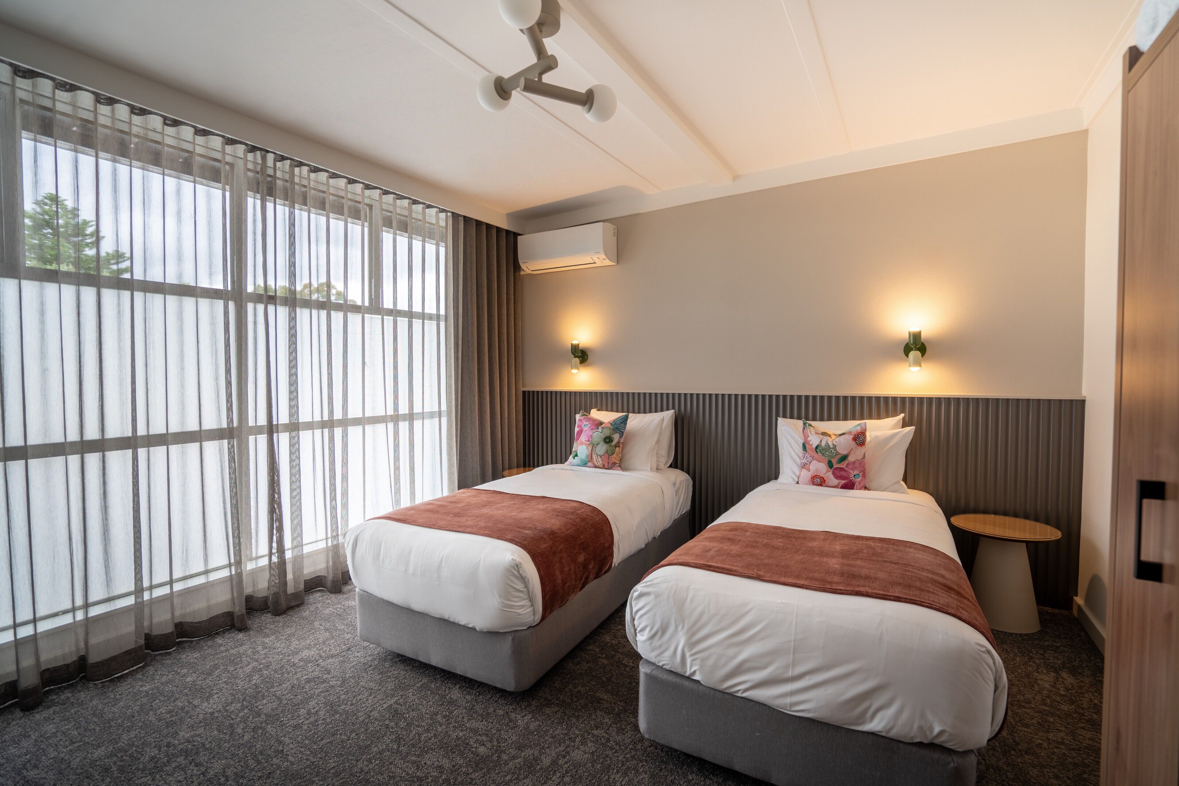 Twin Room | Desk, iron/ironing board, free WiFi, bed sheets