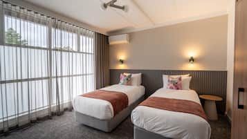 Twin Room | Desk, iron/ironing board, free WiFi, bed sheets