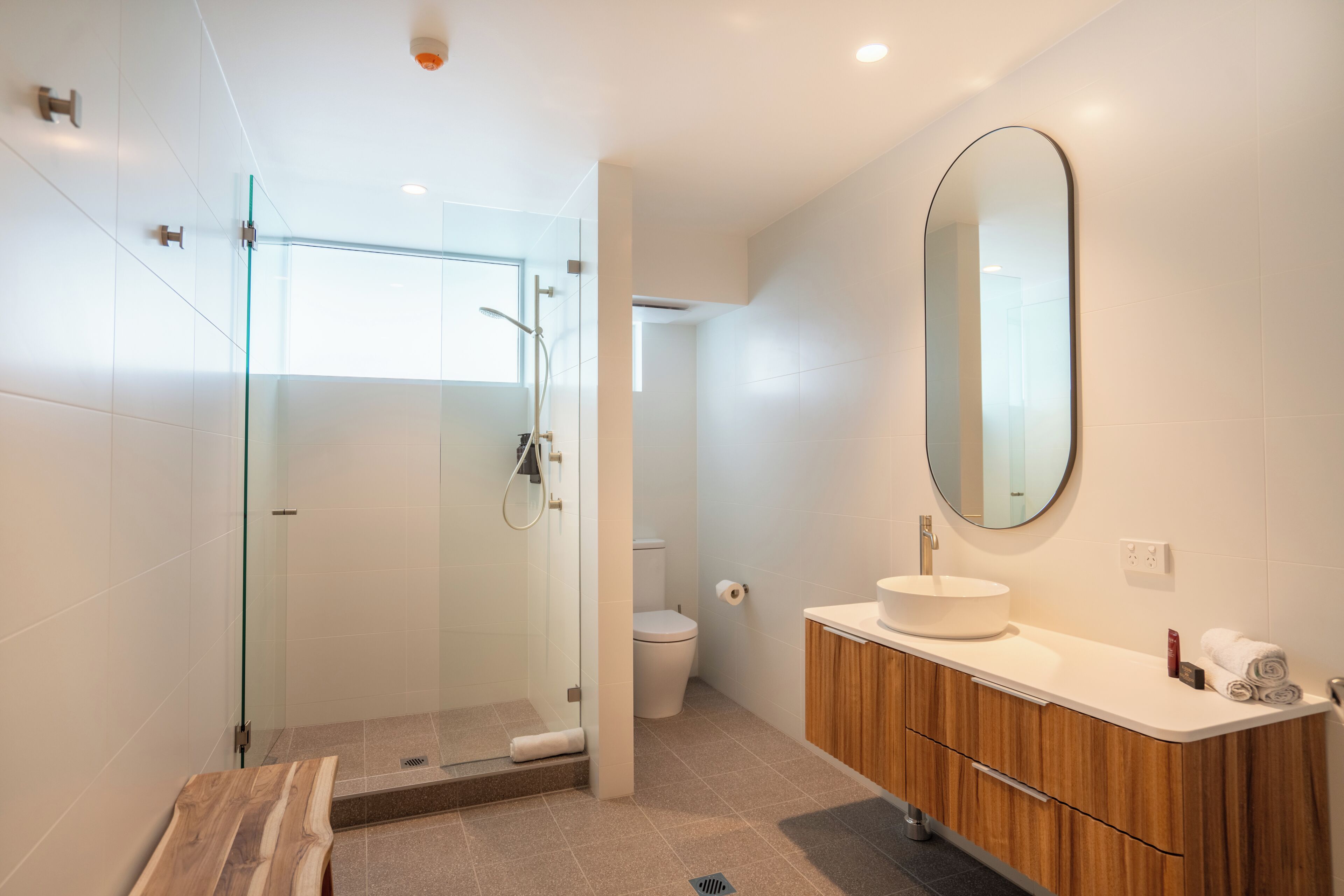 Twin Room | Bathroom | Shower, free toiletries, hair dryer, towels