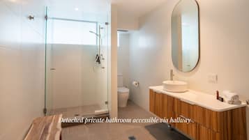Room, 1 King Bed | Bathroom | Shower, free toiletries, hair dryer, towels