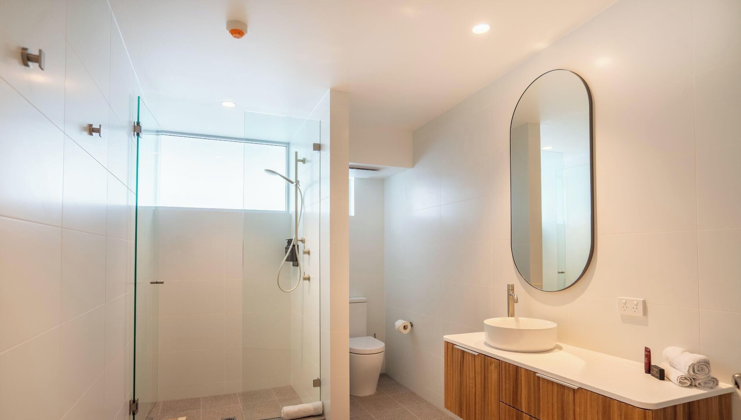 Room, 1 King Bed | Bathroom | Shower, free toiletries, hair dryer, towels