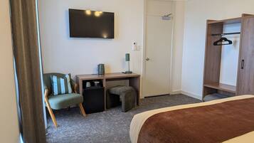 Room, 1 King Bed, Private Bathroom | Desk, iron/ironing board, free WiFi