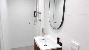 Double Room, 1 Queen Bed, Private Bathroom | Bathroom