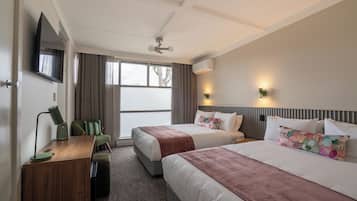Kamar Twin, 2 Tempat Tidur Queen | Meja kerja, setrika/meja setrika, Wi-Fi gratis, dan seprai linen