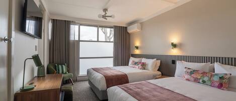Chambre avec lits jumeaux, 2 grands lits | Bureau, fer et planche à repasser, Wi-Fi gratuit, draps fournis