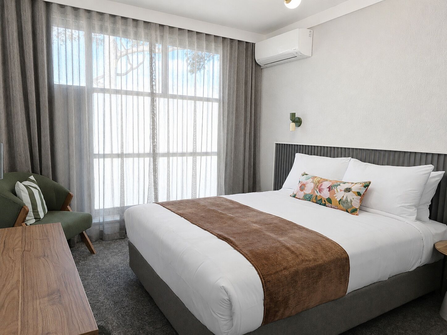 Phòng đôi, 1 giường cỡ queen, phòng tắm riêng | Bàn, bàn ủi/dụng cụ ủi quần áo, truy cập Internet không dây miễn phí 