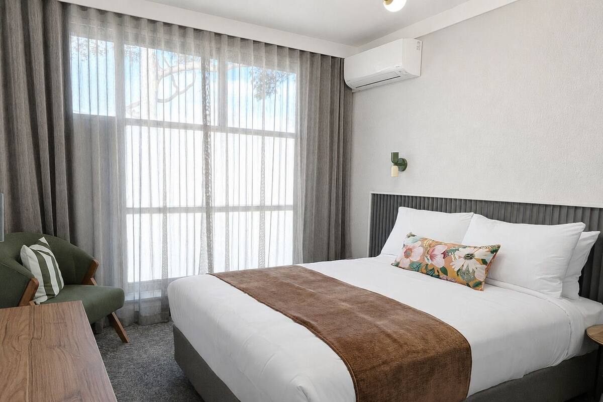Phòng đôi, 1 giường cỡ queen, phòng tắm riêng | Bàn, bàn ủi/dụng cụ ủi quần áo, truy cập Internet không dây miễn phí