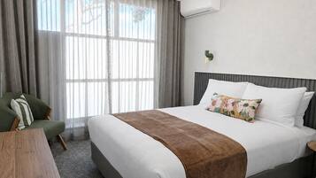 Double Room, 1 Queen Bed, Private Bathroom | Desk, iron/ironing board, free WiFi
