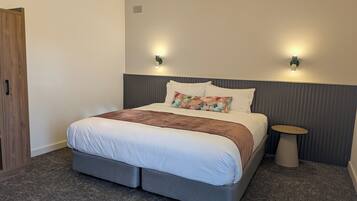 Room, 1 King Bed, Private Bathroom | Desk, iron/ironing board, free WiFi