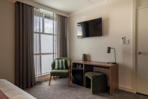 Room, 1 King Bed, Private Bathroom | Desk, iron/ironing board, free WiFi, bed sheets - Doonside Hotel (Doonside)