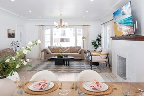 Una sala de estar moderna con un sofá, una mesa de centro y un comedor.