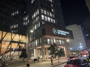 Un edificio de varios pisos con un letrero llamativo que dice 'UNIVERSIDED CENTRAL'.