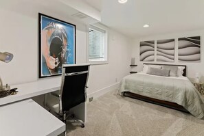 Room - Sunlit Fremont 3BR Mountain Views + Hot Tub (Seattle)