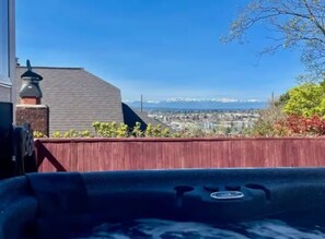 Outdoor spa tub - Sunlit Fremont 3BR Mountain Views + Hot Tub (Seattle)
