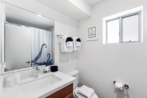 Comfort Studio | Bathroom - Contemporary Studio in DTPH with Pool  (Phoenix)