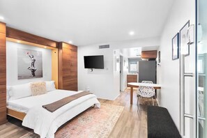 Comfort Studio - Contemporary Studio in DTPH with Pool  (Phoenix)