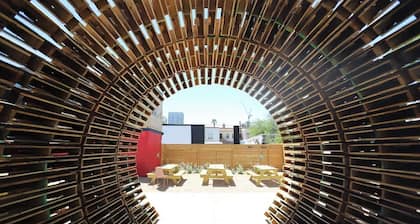Contemporary Studio in DTPH with Pool