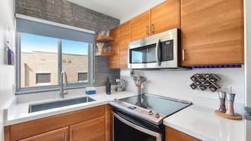 Comfort Studio | Private kitchen | Fridge, microwave, oven, cookware/dishes/utensils