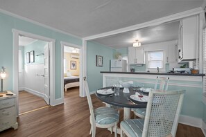 Dining - The Lookout at Sandy Sea Star: 2 Bdrm Upper Unit Near Beach Access (Carolina Beach)