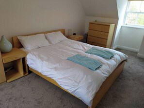 Room - 3 Bedroom City Centre Townhouse with Parking (Leeds)