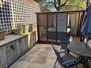 Outdoor dining - 3 Bedroom City Centre Townhouse with Parking (Leeds)