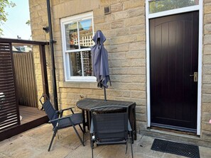 Outdoor dining - 3 Bedroom City Centre Townhouse with Parking (Leeds)