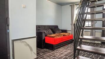 Chambre Double Familiale, balcon, vue colline | Coin séjour