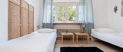 Iron/ironing board, bed sheets