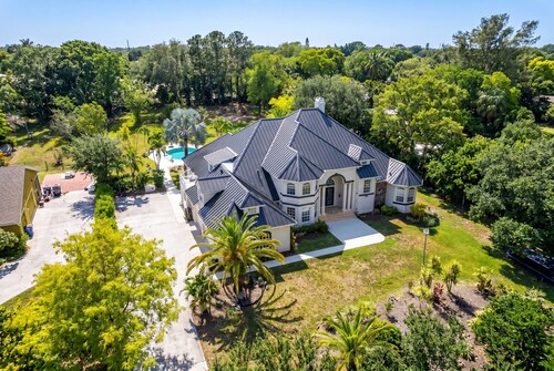 Spacious 6-bedroom house in beautiful Coconut Creek with AC