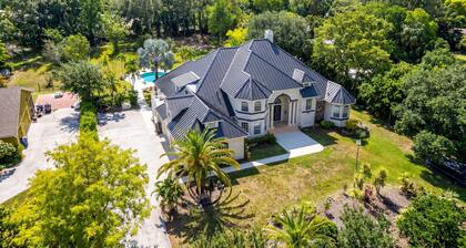 Spacious 6-bedroom house in beautiful Coconut Creek with AC