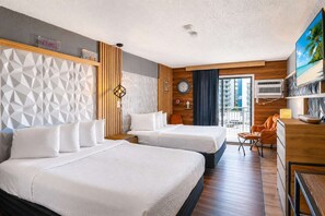 Ein Hotelzimmer mit zwei Betten, einem Holzkopfteil, einer Wanduhr, einem Fernseher und Blick auf die Stadt.