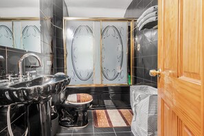 Een douche, een haardroger, handdoeken, zeep