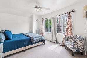 3 slaapkamers, een strijkplank/strijkijzer, gratis wifi, beddengoed