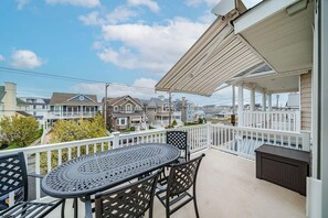 Outdoor dining - Gold Coast 3BR Condo w/ Rooftop Deck & Garage,Sleeps 8 (Ocean City)