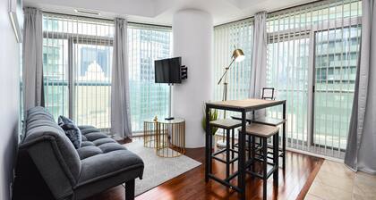 Urban 1BR Escape with Queen Bed in Prime Toronto Location