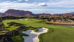 A golf course with bunkers, a water hazard, and mountains in the background. - Zion-View Retreat: Luxury House w/ Pool & Hot Tub (Santa Clara)
