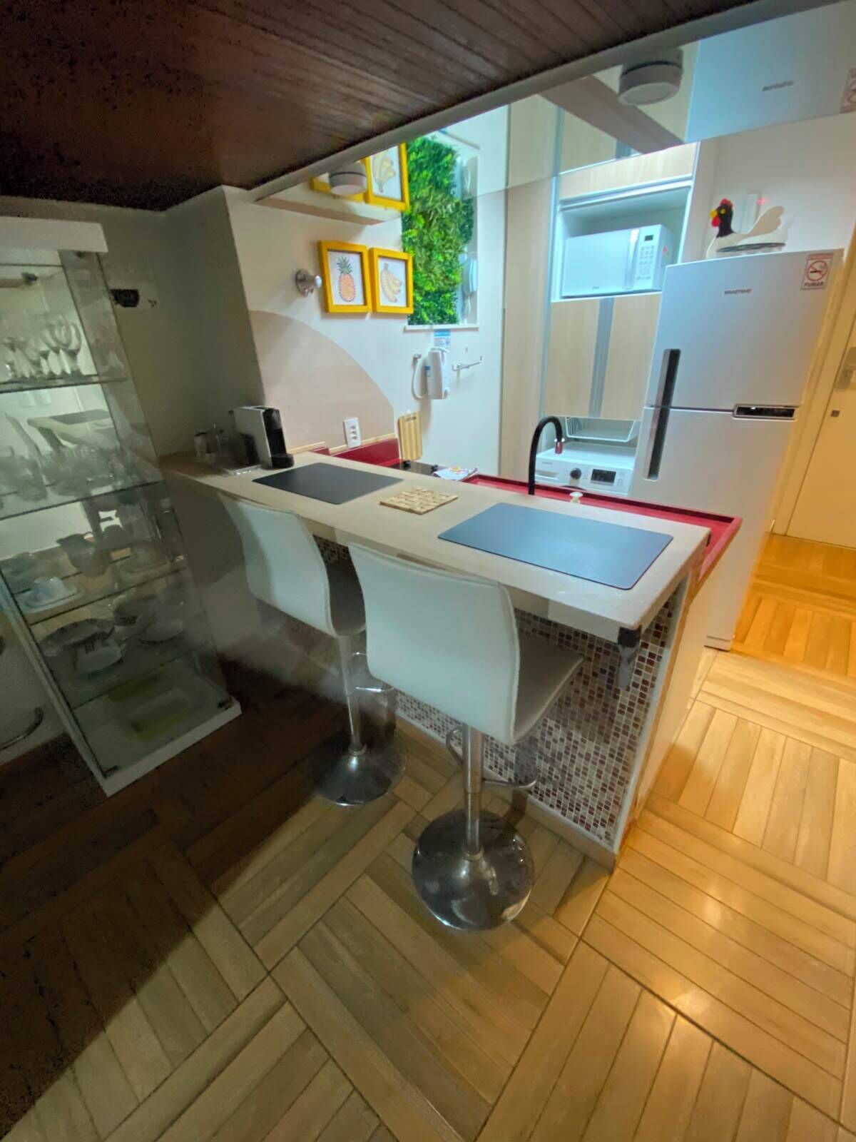 Kühlschrank, Mikrowelle, Herdplatte, Wasserkocher mit Kaffee-/Teezubehör