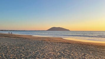 Beach nearby, white sand, 5 beach bars