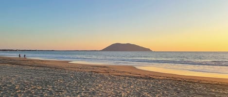 Beach nearby, white sand, 5 beach bars