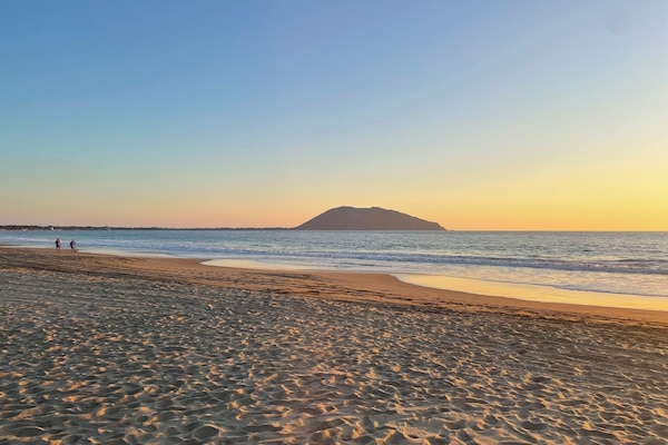 Beach nearby, white sand, 5 beach bars