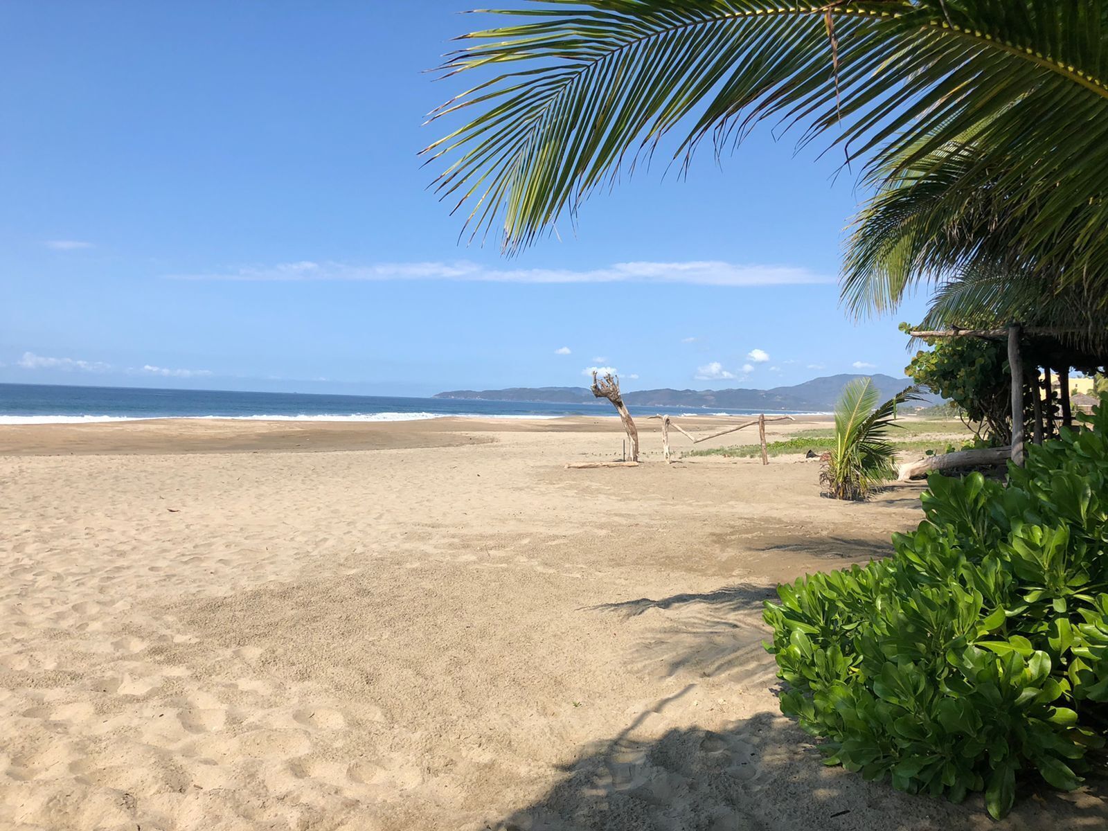 Beach nearby, white sand, 5 beach bars