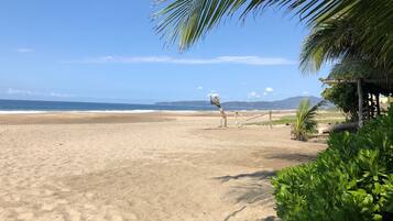 Beach nearby, white sand, 5 beach bars