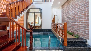 Eine Treppe führt zu einem Schlafzimmer mit Blick auf einen Pool.