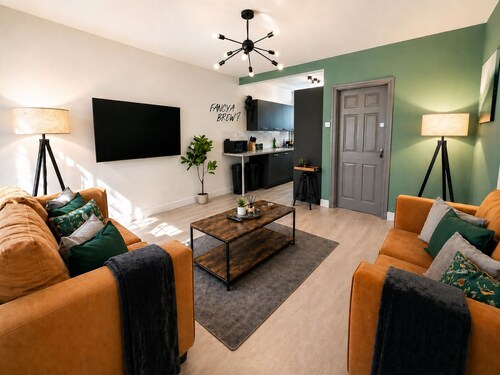 6-Bed House - Sleeps 11 - Garden - Parking