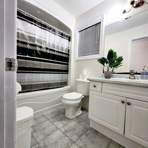 Shared Dormitory, 1 Bedroom | Bathroom - Room-emerald Staycation Suite (London)