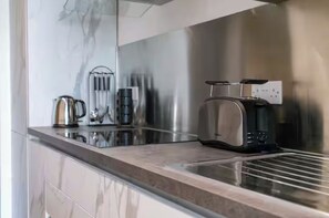 Køleskab, mikrobølgeovn, kaffe-/temaskine, brødrister