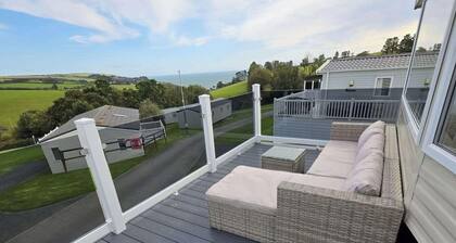 Cabin Sleeps 6 - WiFi, Sea Views, Parking, Pets