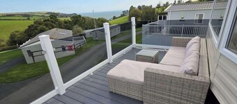 Cabin Sleeps 6 - WiFi, Sea Views, Parking, Pets