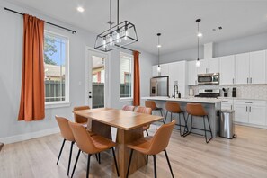 Dining - 15 Mins NRG, Modern Home w/ 3 King Suites & Garage (Houston)